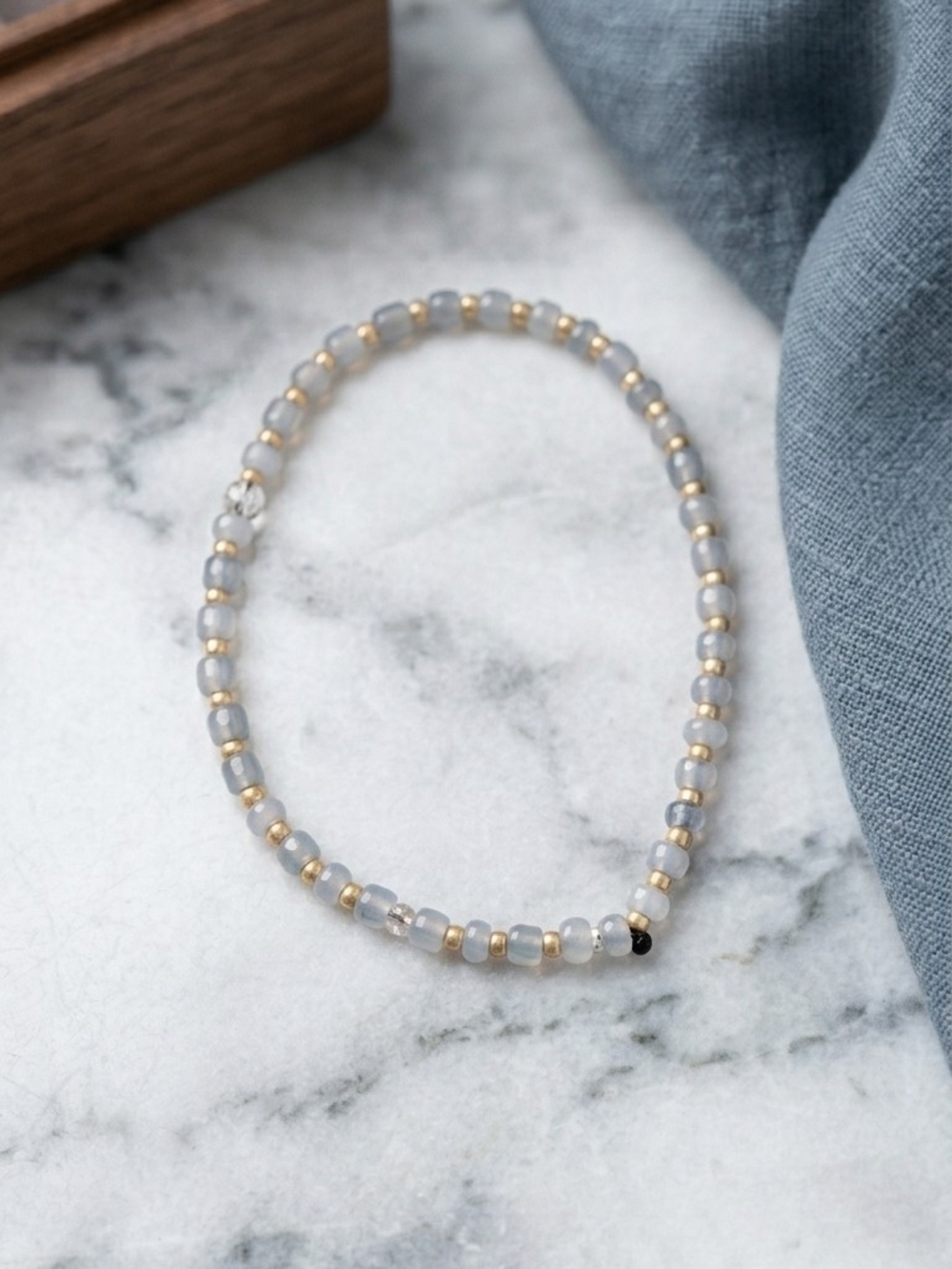 Gold & Gray Beaded Women's Bracelet - Brand Unspecified